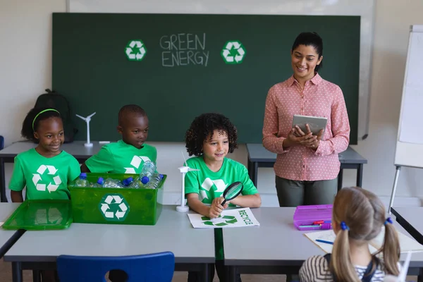 Vista Frontal Los Escolares Que Estudian Sobre Energía Verde Reciclan — Foto de Stock
