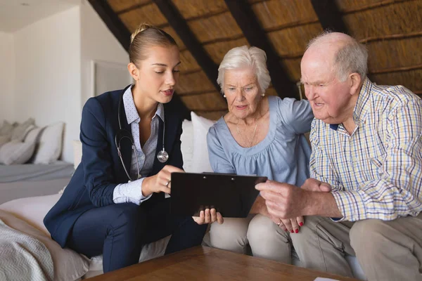 Vista Frontal Una Doctora Una Pareja Ancianos Mirando Discutiendo Sobre — Foto de Stock