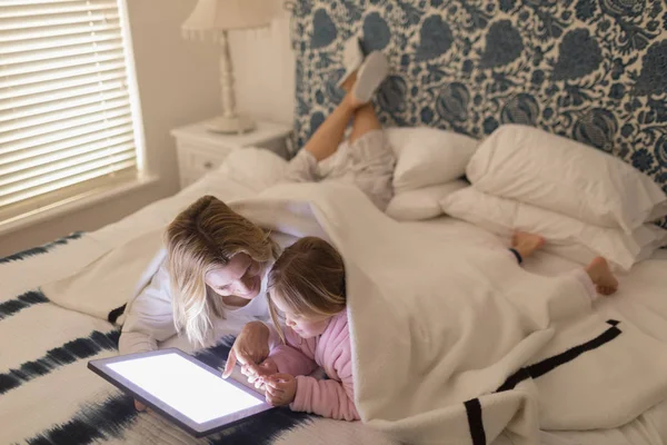 Vista Ángulo Alto Amorosa Madre Hija Usando Tableta Digital Dormitorio —  Fotos de Stock
