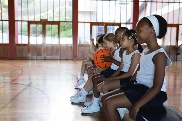 Vista Laterale Degli Scolari Seduti Sulla Panchina Del Campo Basket — Foto Stock