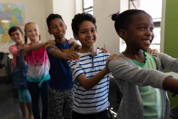 Vista Lateral Los Niños Escuela Pie Fila Con Las Manos — Foto de Stock