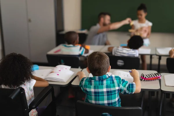 Visão Traseira Crianças Idade Escolar Estudando Sentado Mesa Sala Aula — Fotografia de Stock