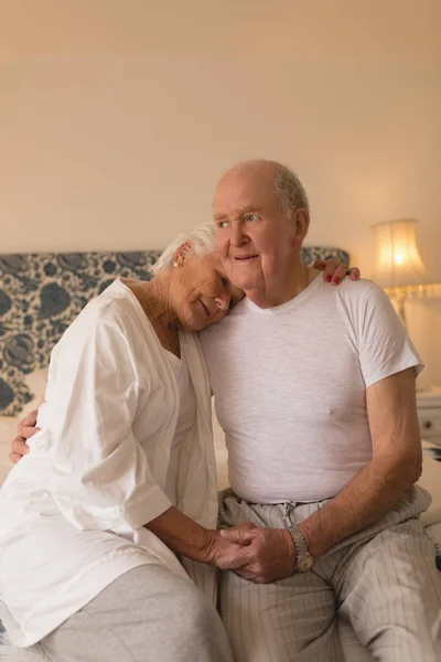 Vista Frontal Casal Sênior Feliz Abraçando Uns Aos Outros Relaxando — Fotografia de Stock