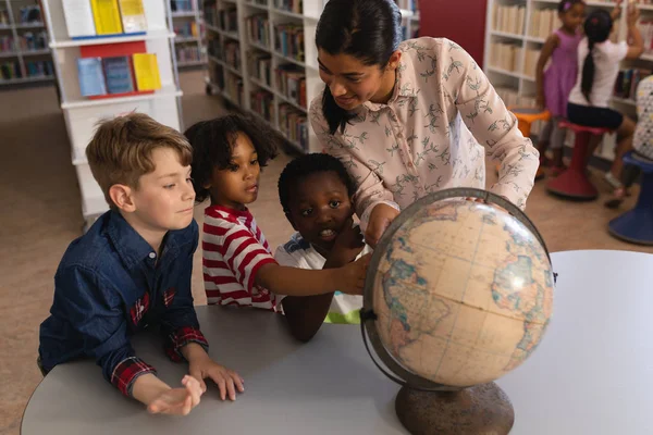 Vista Frontal Maestra Enseñando Los Niños Sobre Mundo Mesa Biblioteca —  Fotos de Stock