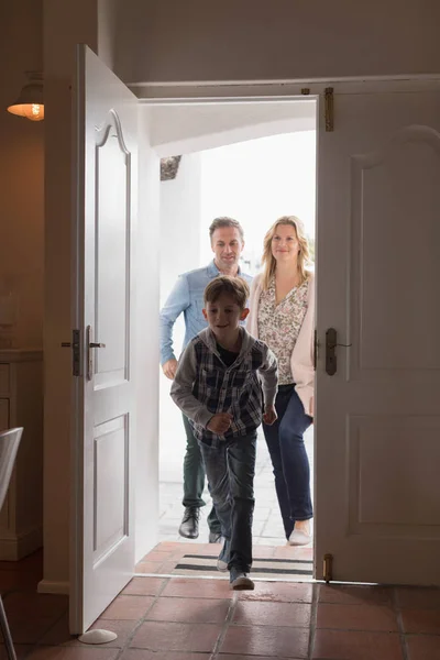 Front View Happy Caucasian Family Entering Modern Home Bright Day — Stock Photo, Image