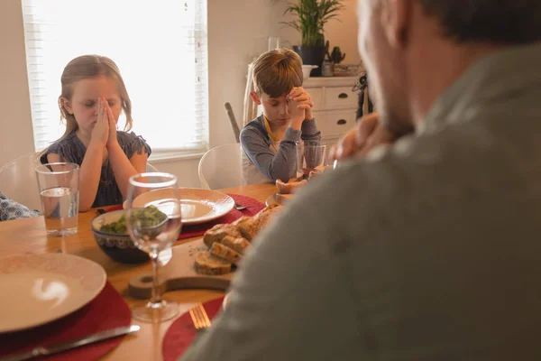 Evde Yemek Masada Yemek Önce Dua Aile Omuz Görünümü Üzerinde — Stok fotoğraf