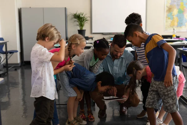 Vooraanzicht Van Een Mannelijke Leraar Lesgeven Kinderen Digitale Tablet Klas — Stockfoto