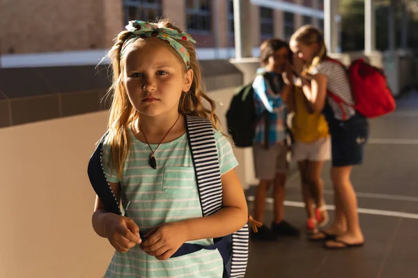 Vue Face Camarades École Intimidant Une Fille Triste Dans Couloir — Photo