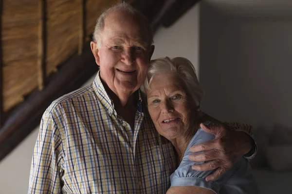 Porträt Eines Aktiven Seniorenpaares Das Hause Steht Und Einander Umarmt — Stockfoto