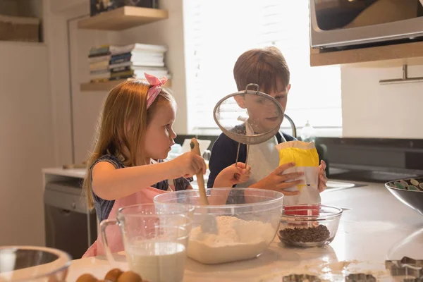 Vue Face Doux Frère Sœur Dans Cuisine Maison Cuisson Biscuits — Photo