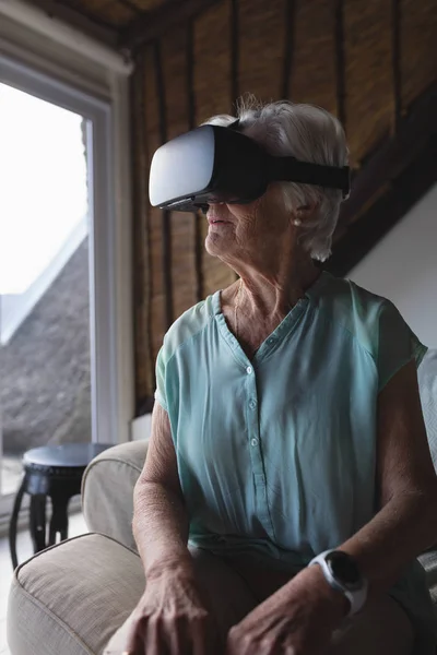 Vista Frontal Una Mujer Mayor Usando Auriculares Realidad Virtual Sala — Foto de Stock