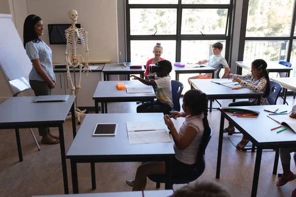 Vista Lateral Del Colegial Usando Auriculares Realidad Virtual Sus Compañeros —  Fotos de Stock