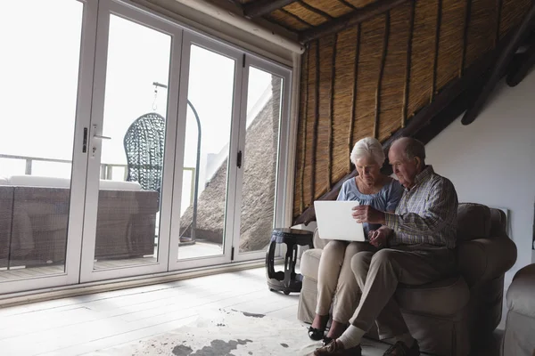 Front View Senior Couple Using Digital Tablet Living Room Home — Stock Photo, Image