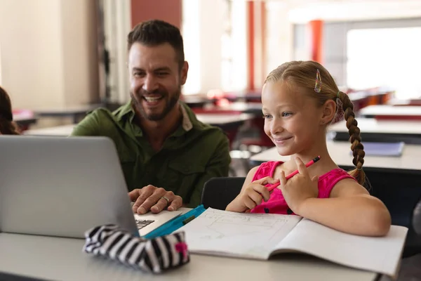Vooraanzicht Van Jonge School Leraar Helpen Meisje Met Studie Laptop — Stockfoto