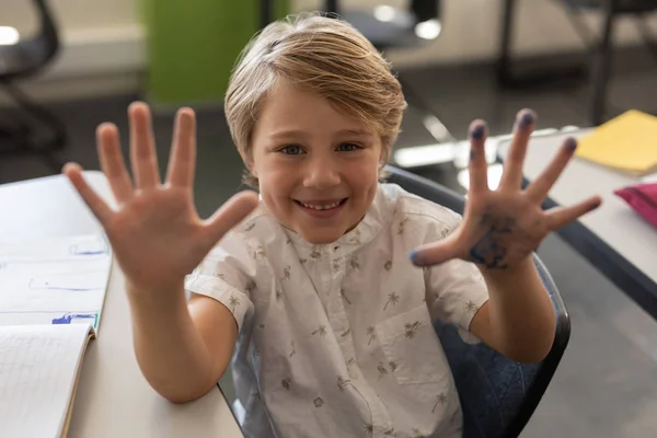 Vooraanzicht Van Scholier Zijn Vuile Handen Vol Van Kleur Klas — Stockfoto