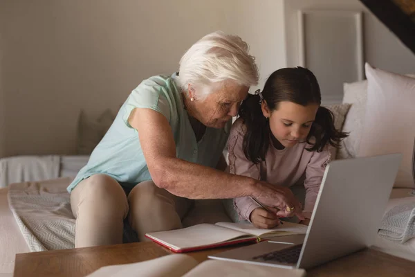 Frontansicht Einer Großmutter Die Ihrer Enkelin Bei Den Hausaufgaben Heimischen — Stockfoto