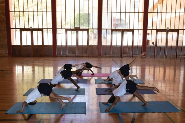 Bir Yoga Mat Üzerinde Yoga Bulunduğu Okul Jimnastikçi Yapıyor Schoolkids — Stok fotoğraf