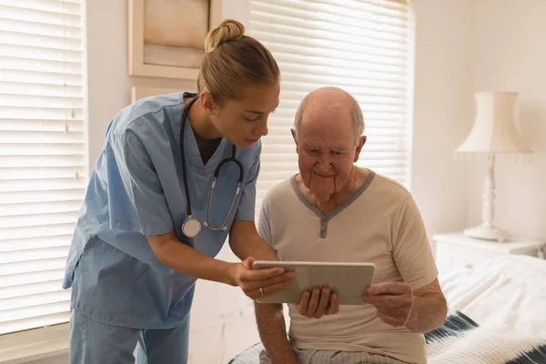 Framsida Kvinnlig Läkare Använder Digitala Tablett Och Visar Något Till — Stockfoto