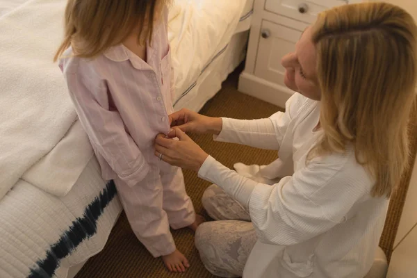 Vista Ángulo Alto Madre Amorosa Ayudando Hija Usar Ropa Dormir —  Fotos de Stock