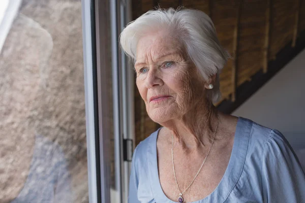 Vooraanzicht Van Een Doordachte Senior Vrouw Zoek Venster Thuis — Stockfoto