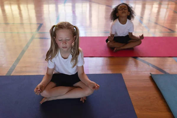 Vista Frontal Colegialas Haciendo Yoga Meditando Una Esterilla Yoga Gimnasta — Foto de Stock