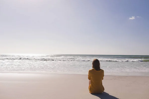 Rückansicht Der Frau Beim Entspannen Und Blick Auf Den Strand — Stockfoto