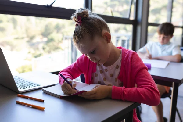 Vista Anteriore Scolara Che Scrive Notebook Scrivania Aula Scuola Elementare — Foto Stock