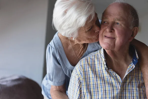 Widok Przodu Aktywny Senior Kobiety Całowanie Starszy Człowiek Policzek Domu — Zdjęcie stockowe
