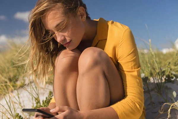 Vista Frontal Una Mujer Joven Usando Teléfono Móvil Playa Día —  Fotos de Stock