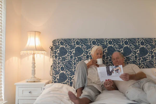 Frontansicht Eines Älteren Ehepaares Das Zeitung Liest Und Hause Auf — Stockfoto