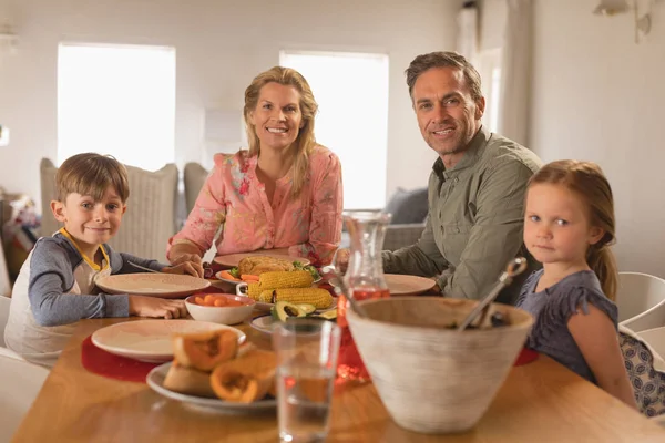 Retrato Família Feliz Sentada Mesa Jantar Casa — Fotografia de Stock