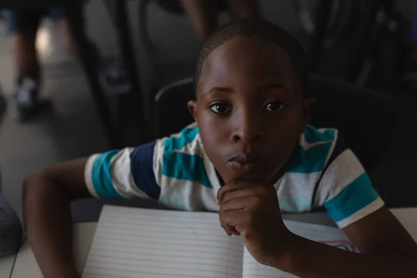 Primer Plano Del Colegial Negro Con Mano Barbilla Sentado Escritorio — Foto de Stock