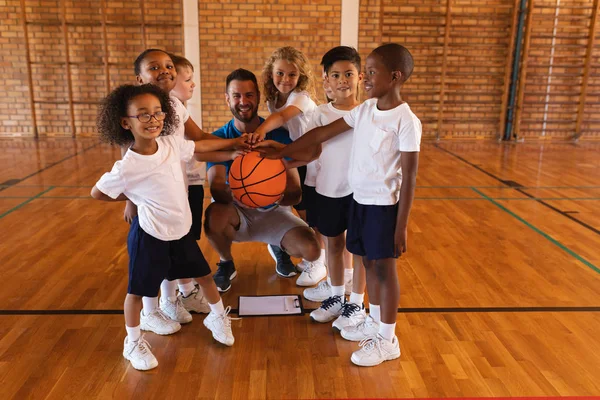 Glückliche Schüler Und Basketballtrainer Bilden Handstapel Und Blicken Die Kamera — Stockfoto