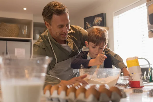 Vue Face Père Heureux Avec Son Fils Mignon Préparant Nourriture — Photo