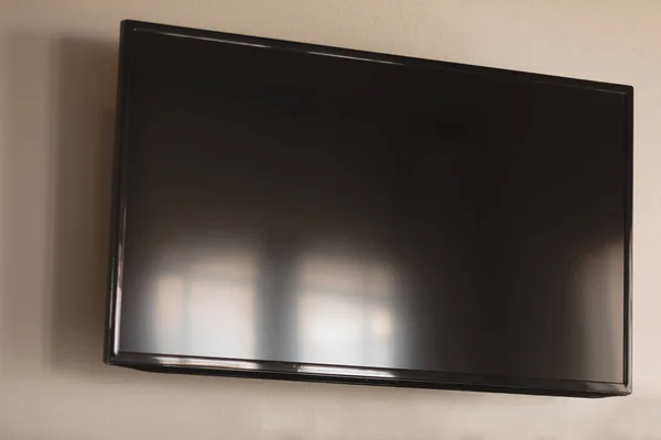 自宅の壁に固定された現代の Led テレビ — ストック写真