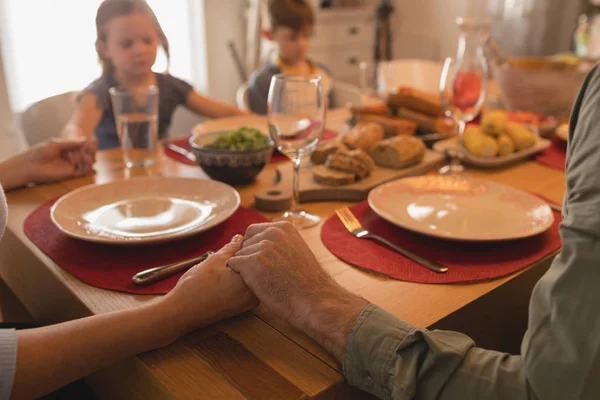 Close Família Orando Antes Ter Comida Mesa Jantar Casa — Fotografia de Stock