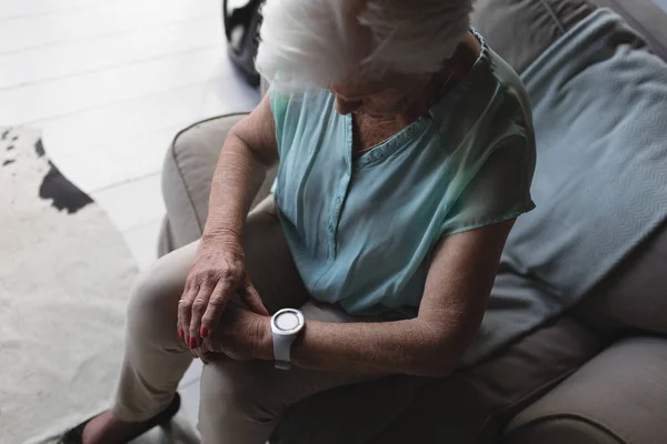 Hög Vinkel Senior Kvinna Kontrollera Tiden Hennes Armbandsur Hemma — Stockfoto