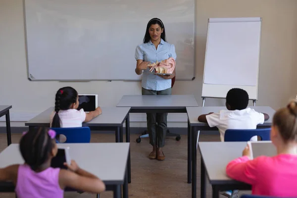 Vista Frontal Maestra Explicando Anatomía Las Partes Del Cuerpo Aula —  Fotos de Stock