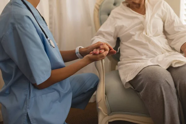 Mittelteil Der Schönen Ärztin Tröstet Seniorin Und Hält Ihre Hand — Stockfoto