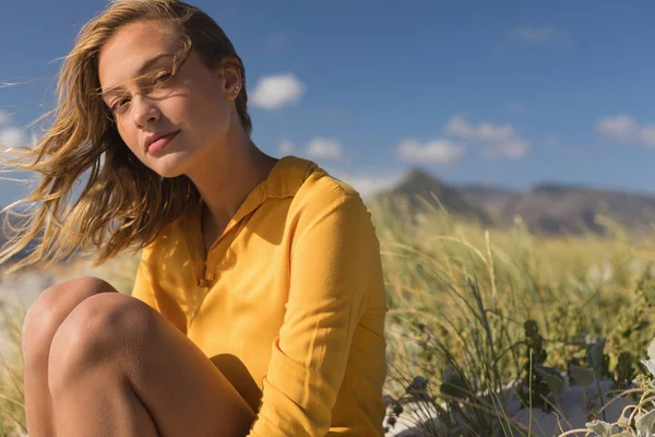 Genç Kadın Güneşli Bir Plaj Rahatlatıcı Portresi — Stok fotoğraf