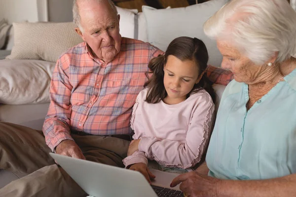 Vista Frontal Uma Família Várias Gerações Usando Laptop Chão Sala — Fotografia de Stock