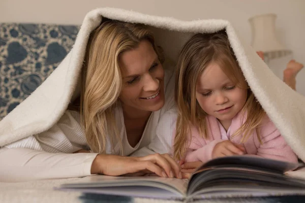 Front View Happy Mother Her Young Daughter Reading Storybook Blanket — Stock Photo, Image