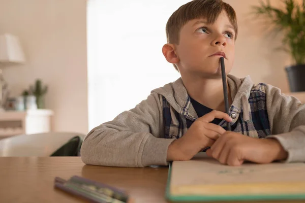 Vista Frontal Del Joven Aspecto Reflexivo Haciendo Tarea Casa — Foto de Stock