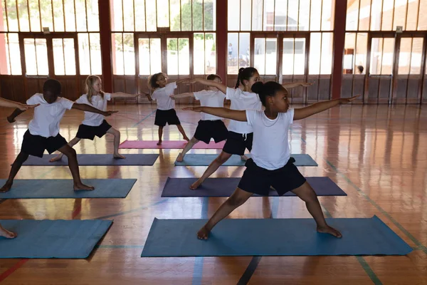 Frontansicht Von Schülern Beim Yoga Auf Einer Yogamatte Der Turnschule — Stockfoto