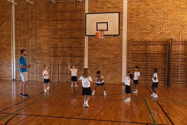 Allenatore Pallacanestro Che Insegna Agli Scolari Campo Basket Scuola — Foto Stock