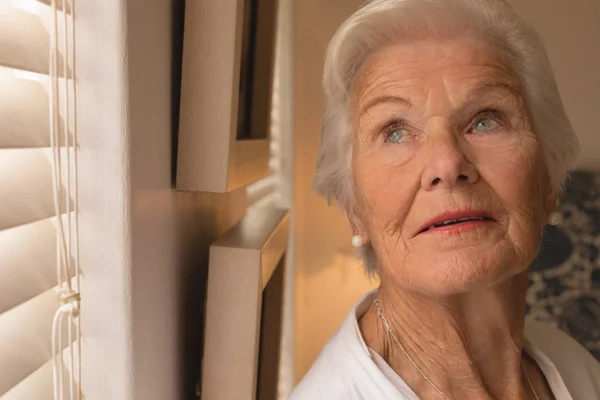 Вид Спереди Пожилой Женщины Смотрящей Окно Спальне Дома — стоковое фото