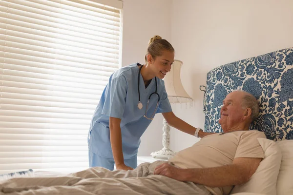 Framsida Kvinnlig Läkare Som Interagerar Med Ledande Man Liggande Sängen — Stockfoto