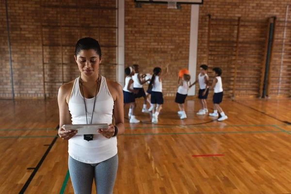 Widok Przodu Trenera Koszykówki Kobiet Pomocą Cyfrowego Tabletu Boisko Koszykówki — Zdjęcie stockowe