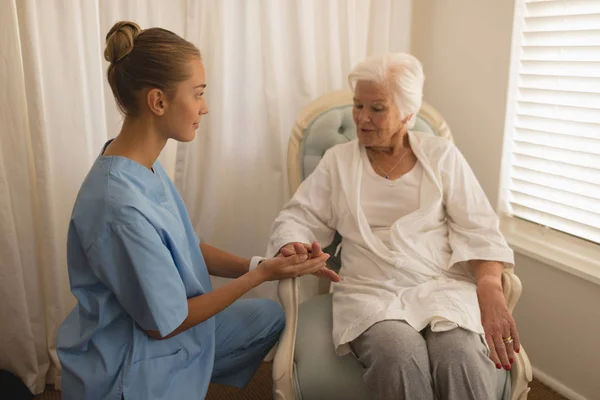Schöne Ärztin Tröstet Seniorin Und Hält Ihre Hand Hause — Stockfoto