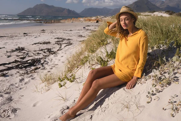 Вид Сбоку Молодую Женщину Шляпе Отдыхающую Пляже — стоковое фото